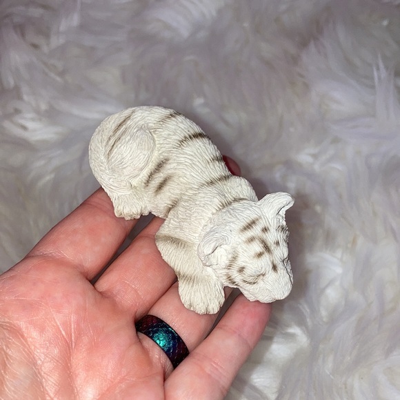 SANDICAST Vintage Sleeping White Tiger Cub Figurine - Picture 5 of 12